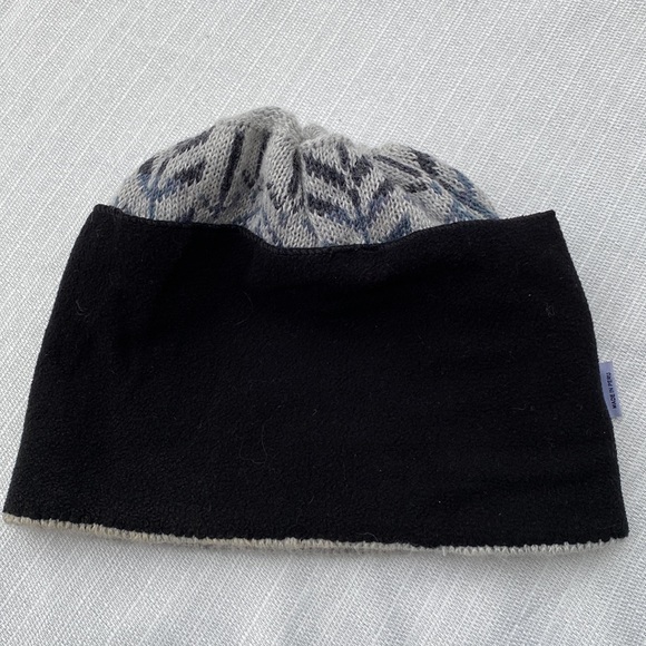 Peruvian Link Gray & Black Knit Beanie Hat with Pom Pom - Picture 4 of 4